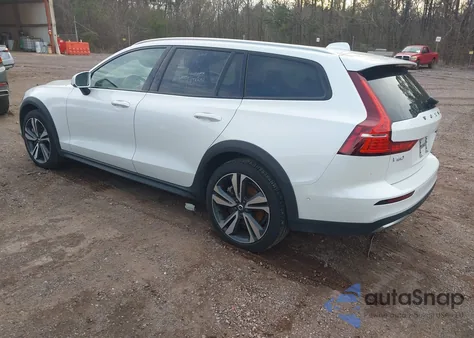 2025 Volvo V60 Cross Country Plus, B5 Awd Gas (Mild Hybrid) from USA, damaged, VIN YV4L12WK7S2146835